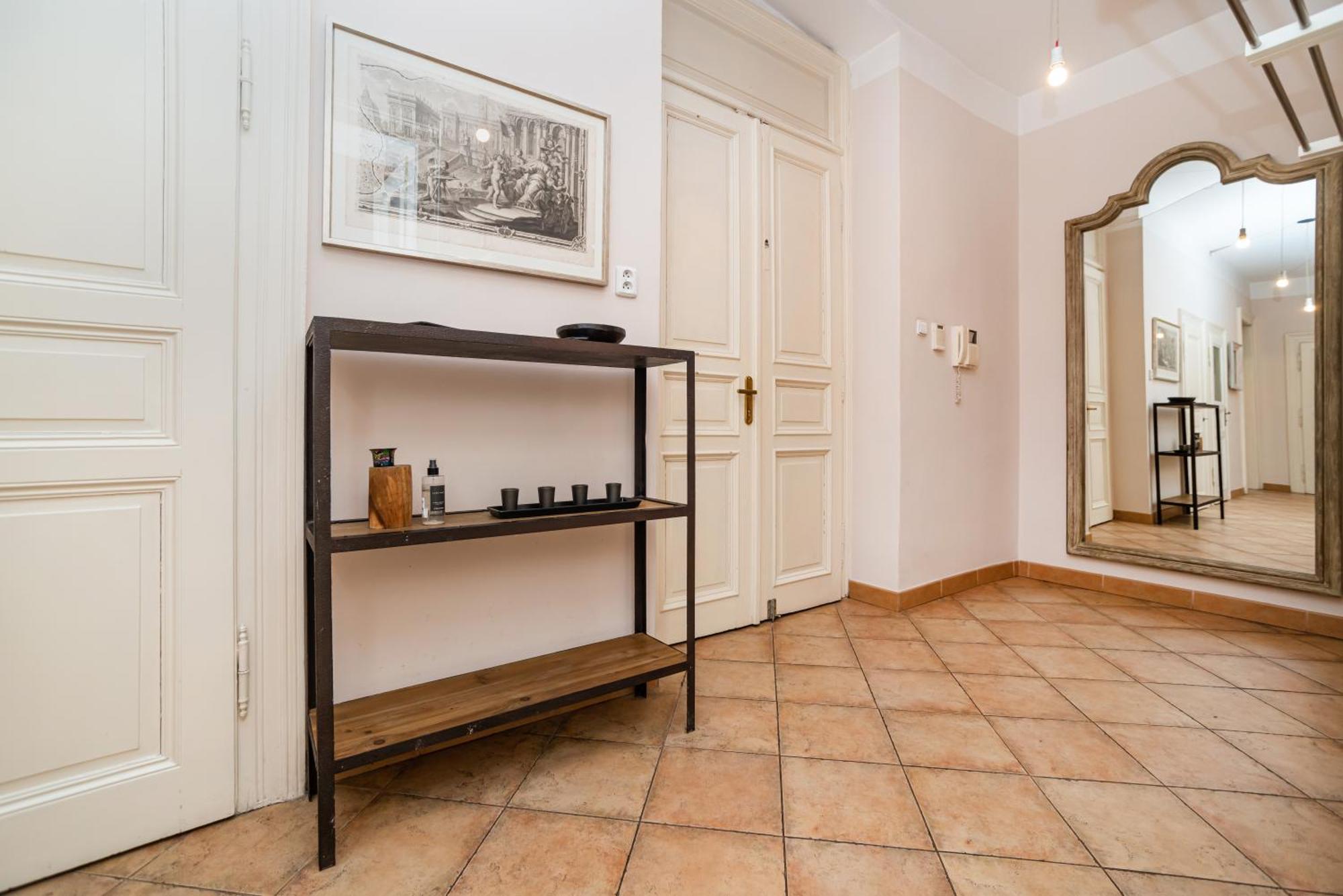 Large And Modern Apartment In The Heart Of Praag Buitenkant foto