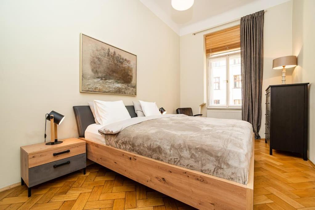 Large And Modern Apartment In The Heart Of Praag Buitenkant foto