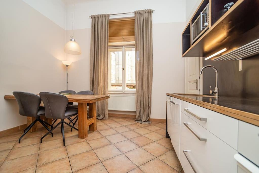 Large And Modern Apartment In The Heart Of Praag Buitenkant foto